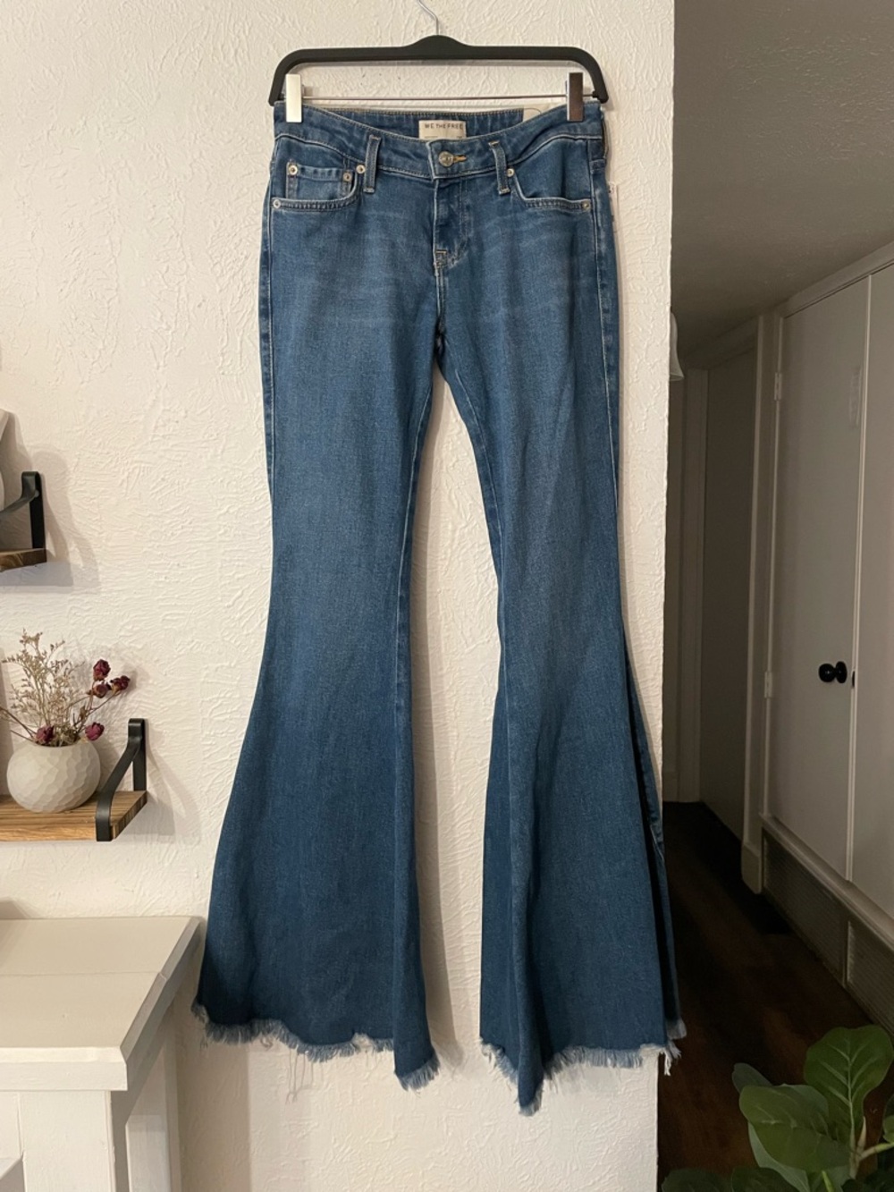 NWT We The Free Emre Low-Rise Flared Blue Jeans Frayed Hem Size 26 - Picture 3 of 7